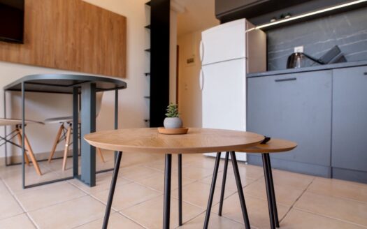 ΔΙΑΜΕΡΙΣΜΑ ΜΕ ΘΕΑ ΣΤΗ ΘΑΛΑΣΣΑ 40 m2 ΚΑΙ ΚΑΤΟΙΚΗΣΙΜΗ ΑΠΟΘΗΚΗ 17 m2 !